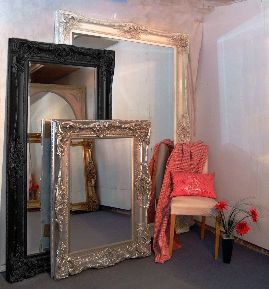 Старинное зеркало в интерьере прихожей