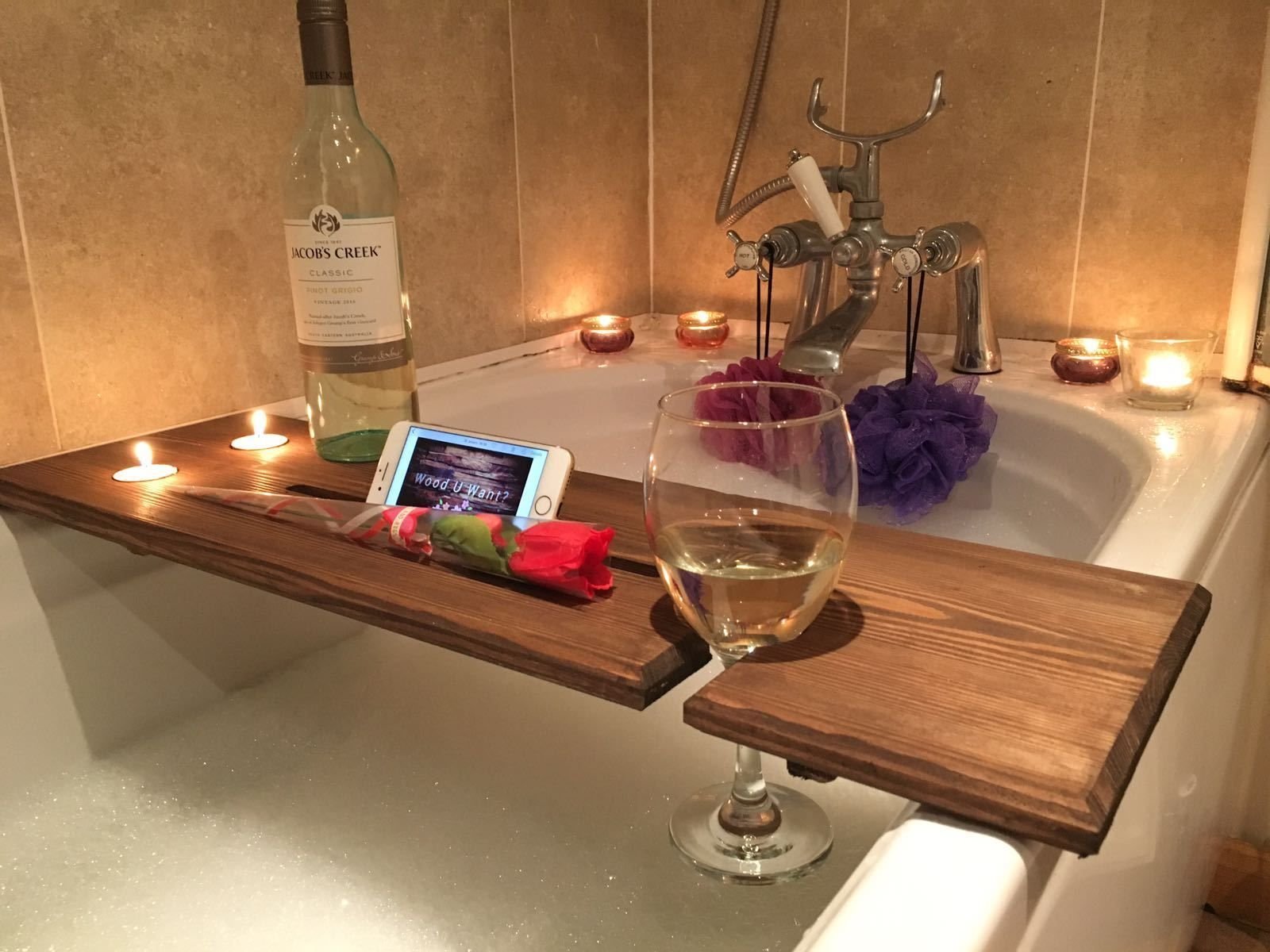 столик в ванную для вина и планшета