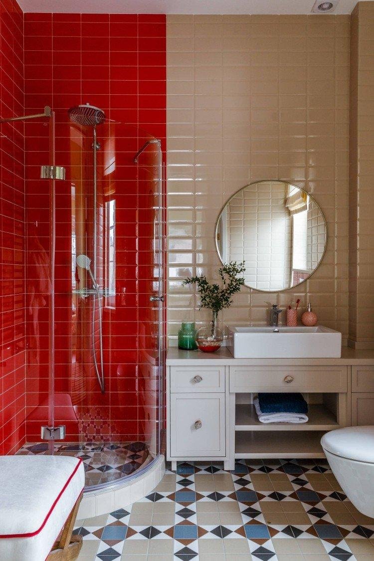 Красные обои в ванной комнате