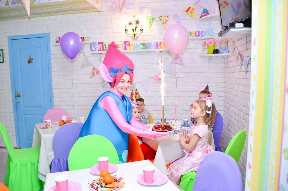 1 год ребенку в кафе. Комната для празднования дня рождения. Помещение для детского праздника. Зал для детского дня рождения. Помещение для празднования детского дня рождения.