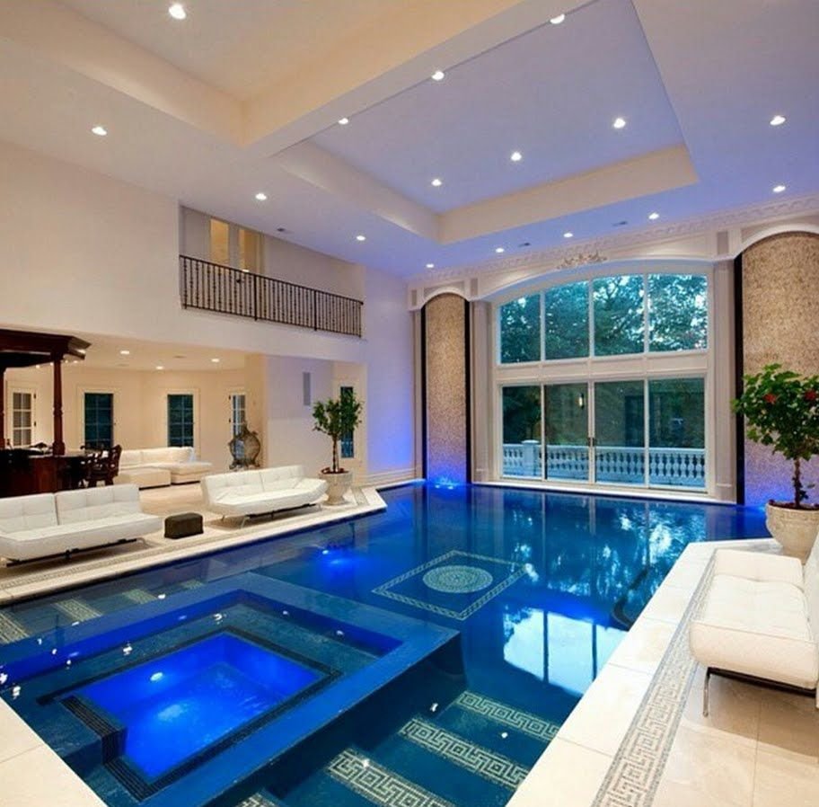 Красивый бассейн в доме