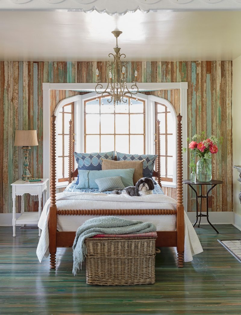 Интерьер спальни в коттедже