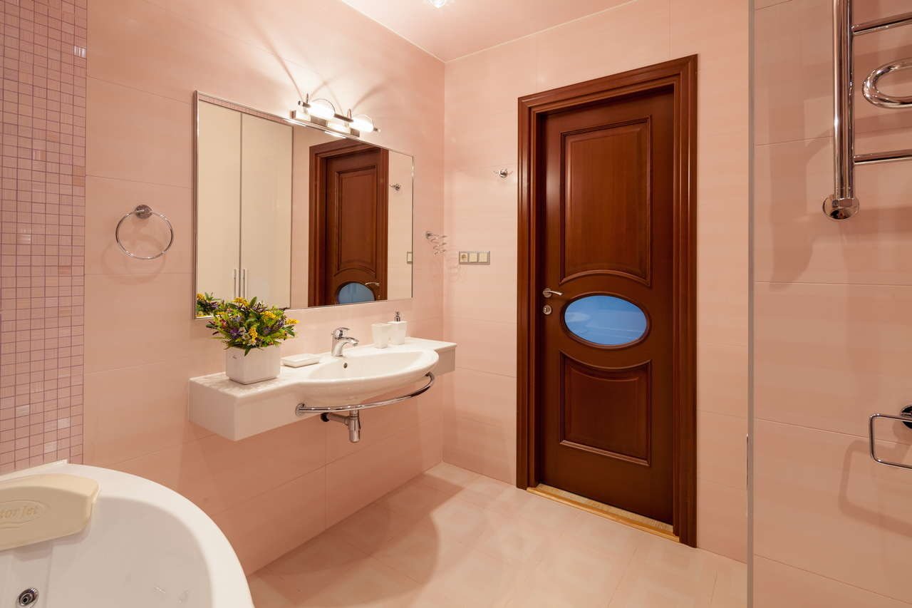 Двери в ванной комнате фото. Дверь в ванную. Двери туалет и ванна. Двери для ванной комнаты. Красивые двери в ванную комнату.