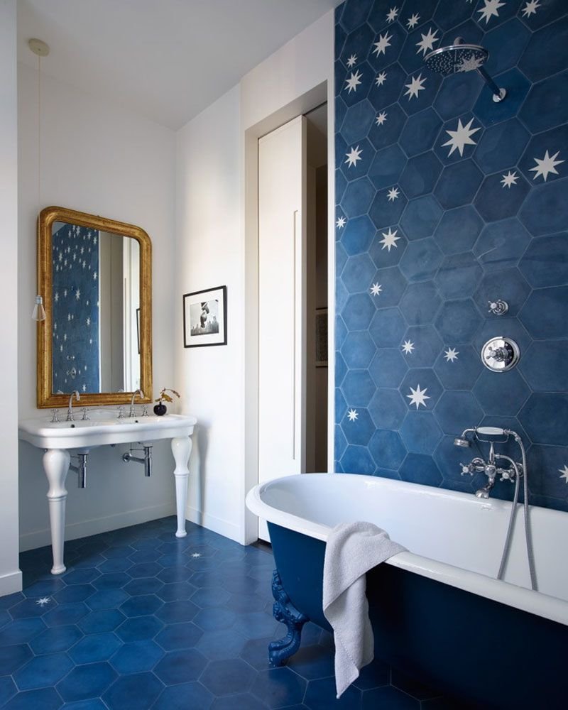 Синяя плитка для ванной комнаты