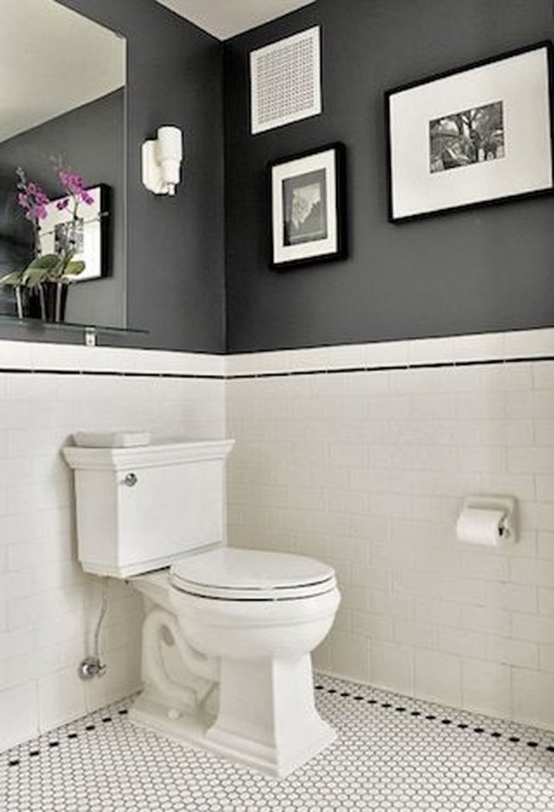 Черно белый интерьер туалета