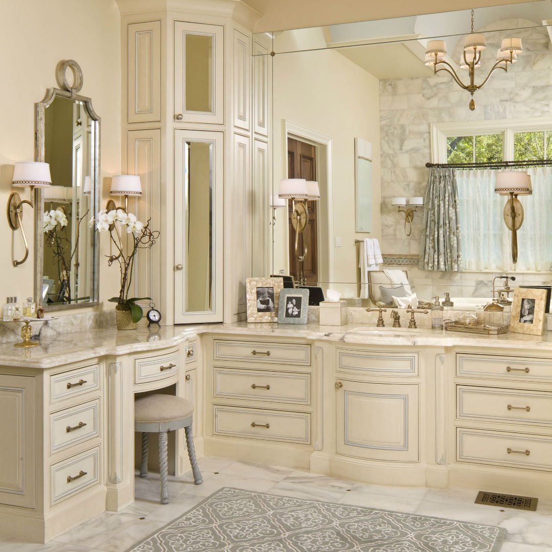 Мебель для ванны классика. Мебель для ванной комнаты. Классическая мебель для ванной. Мебель в ванную в классическом стиле. Шкаф для ванной классика.