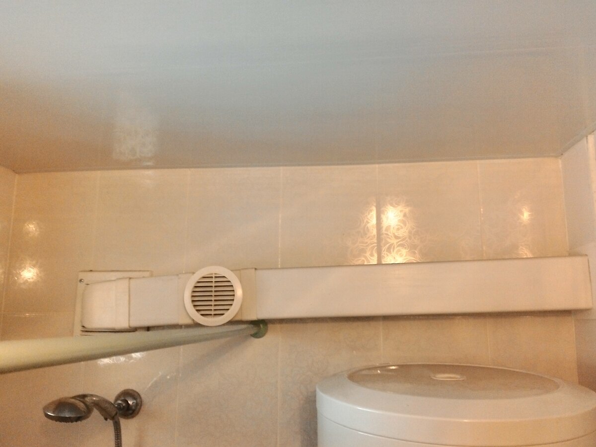 Вентиляция ванной комнаты в частном доме. Вентиляция в ванной. Потолочная вытяжка для ванной. Вытяжная вентиляция для ванной комнаты и туалета. Короб для вентиляции в ванной.