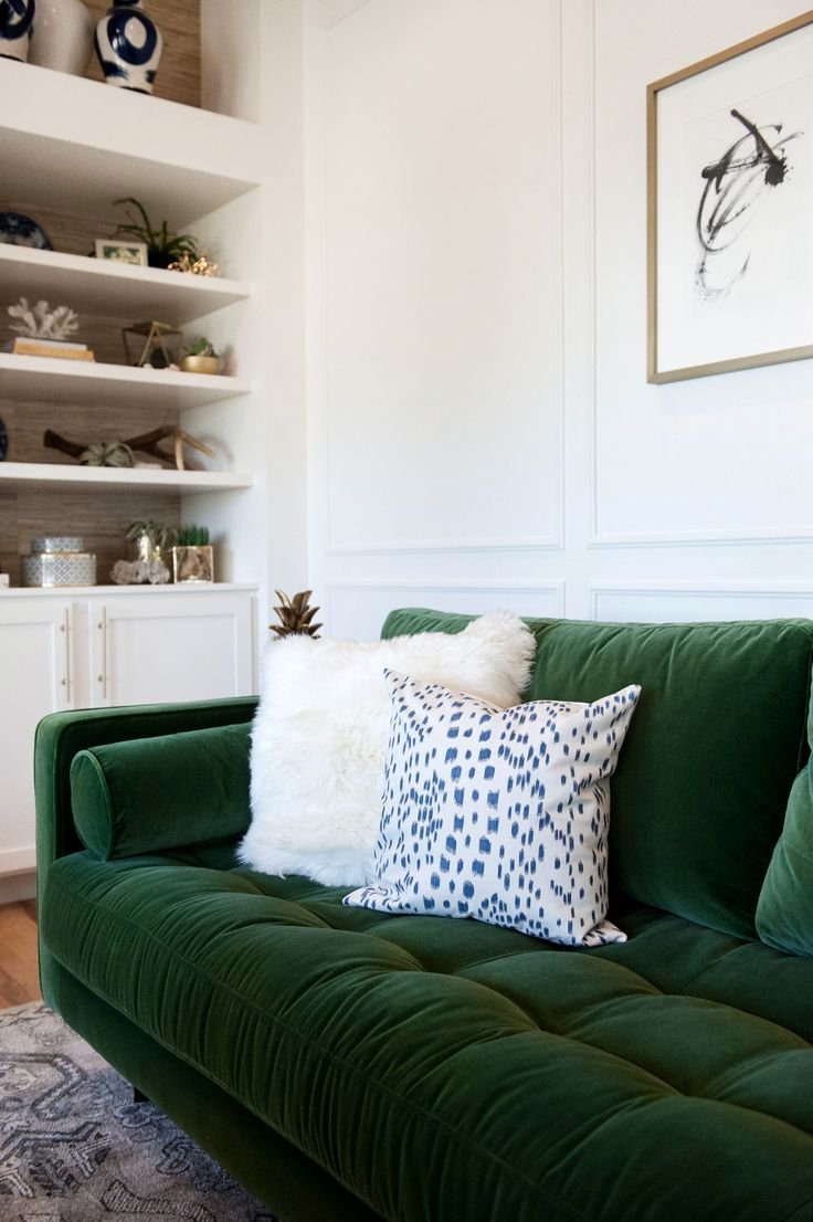 Зеленый диван в белом интерьере