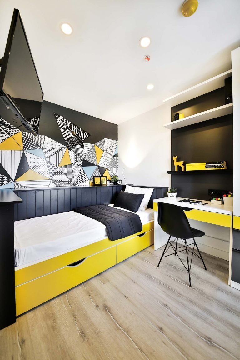 Подростковая комната в желто-черном