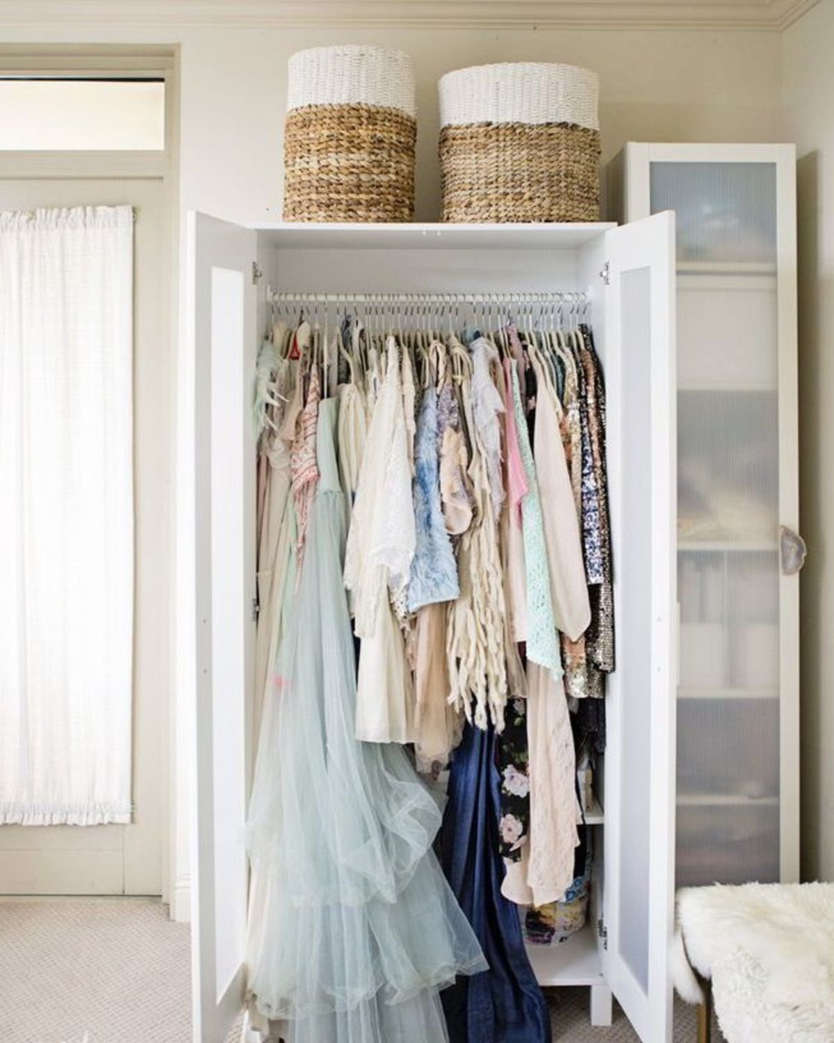 Хранение одежды без шкафа на даче