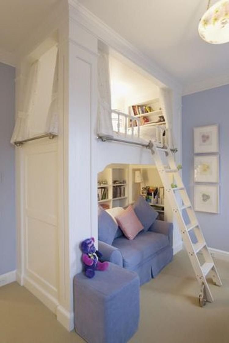 Интерьер детской комнаты с кроватью домиком