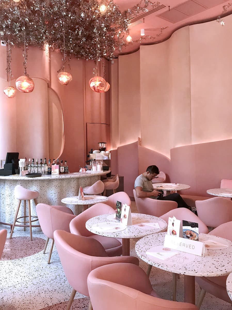 Кофейня в розовом стиле