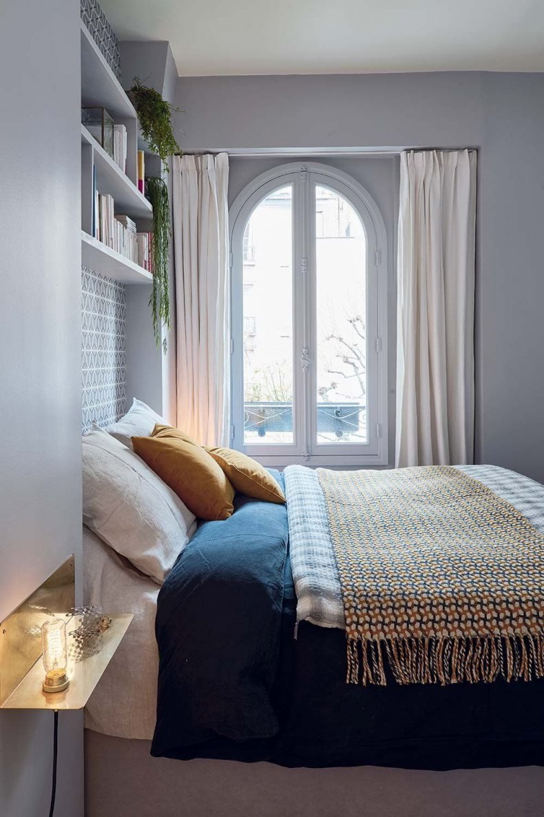 дизайн спальни с маленькими окнами фото