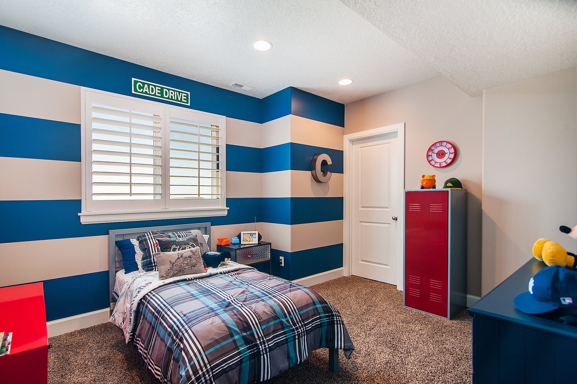 Фото спальни мальчика. Интерьер детской комнаты для мальчика. Стены в комнате подростка. Комната для подростка в синем цвете. Детская комната в синих тонах.