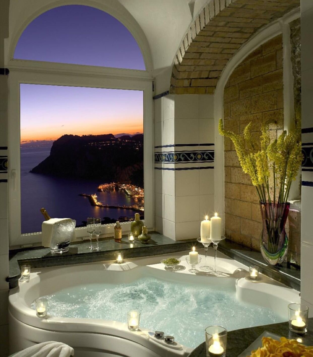Самые красивые ванные. Шикарные Ванные комнаты. Роскошная ванная комната. Красивая комната. Красивые ванныемкомнаты.