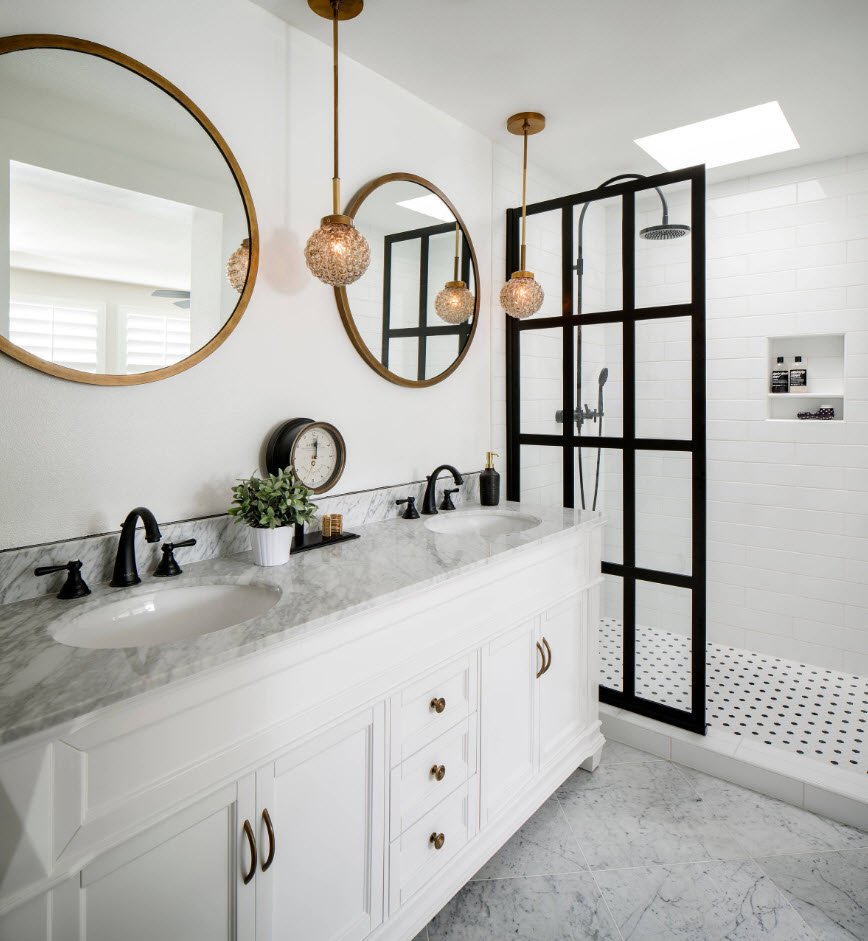 Ванная комната в современном стиле с круглыми зеркалами