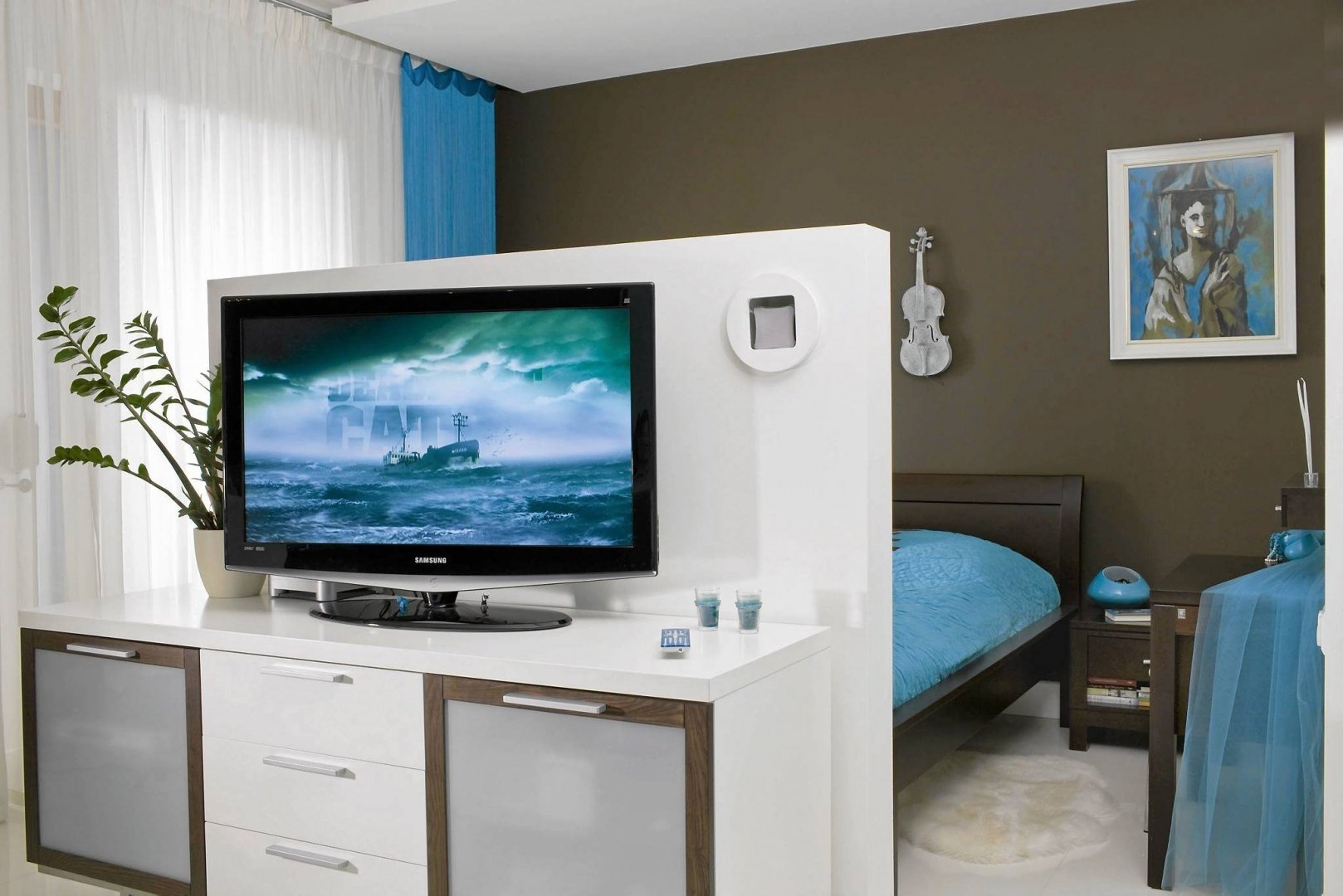 2 телевизора в 1 комнате. Телевизор в спальне. Телевизор в центре комнаты. Спальня с перегородкой для телевизора. Телевизор на тумбе посреди комнаты.