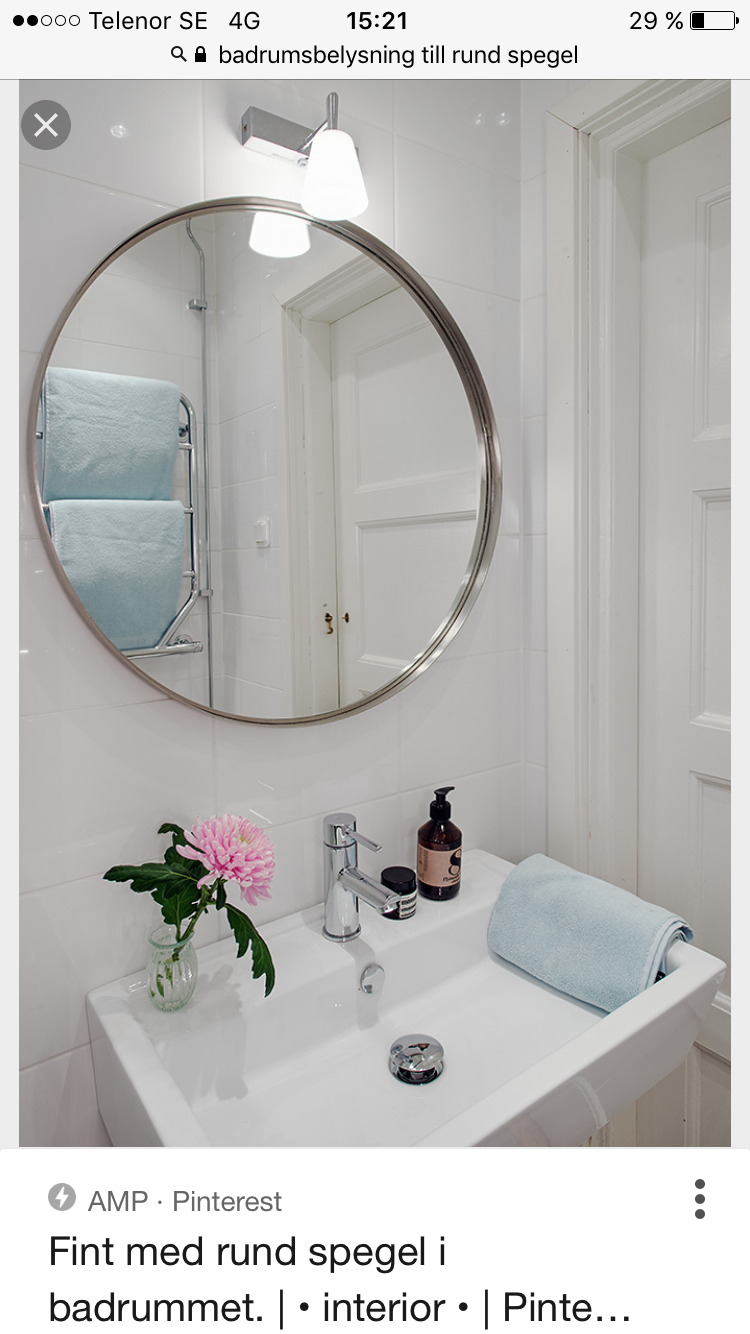Интерьер ванной комнаты с круглым зеркалом