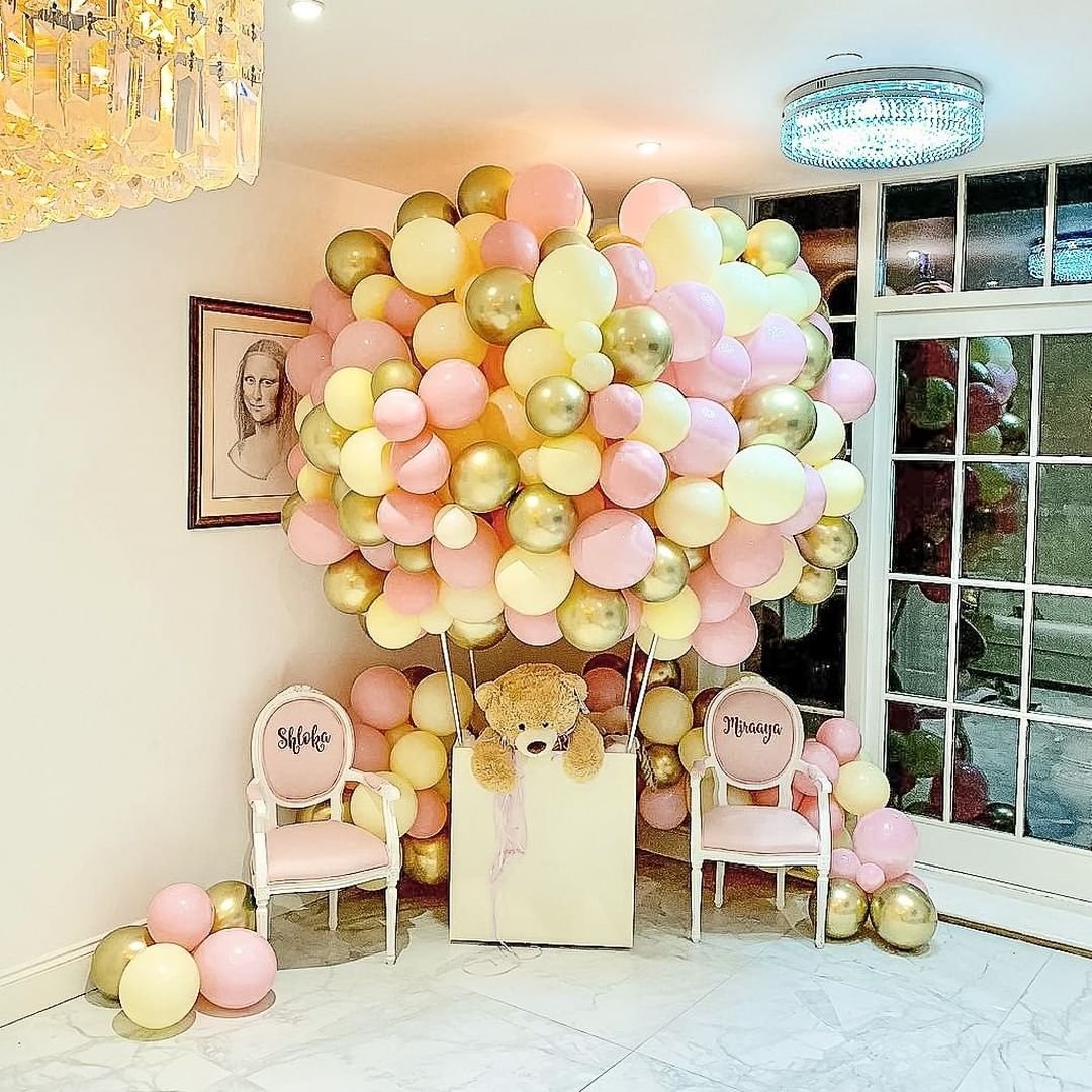Комната с шарами. Бэби Шауэр шар. Украшение дня рождения шарами. Украшение комнаты воздушными шарами. Стильное украшение шарами.