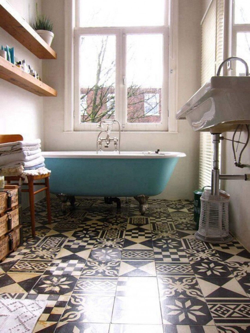 Плитка с орнаментом на полу в ванной