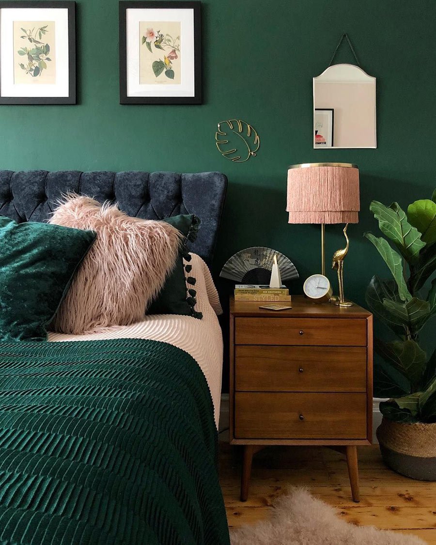 Спальня с зелеными вставками