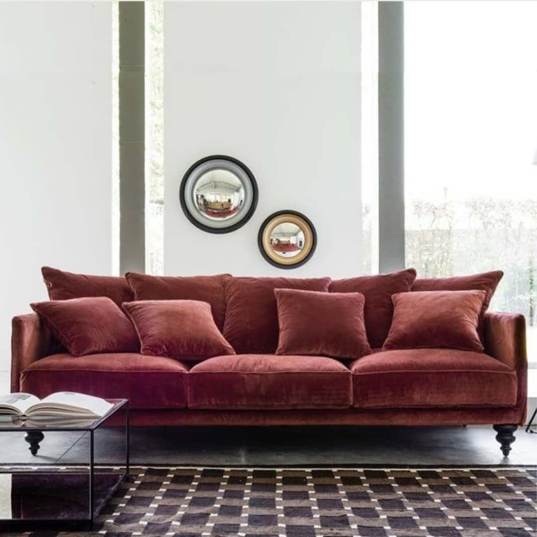 бордовый диван в интерьере гостиной