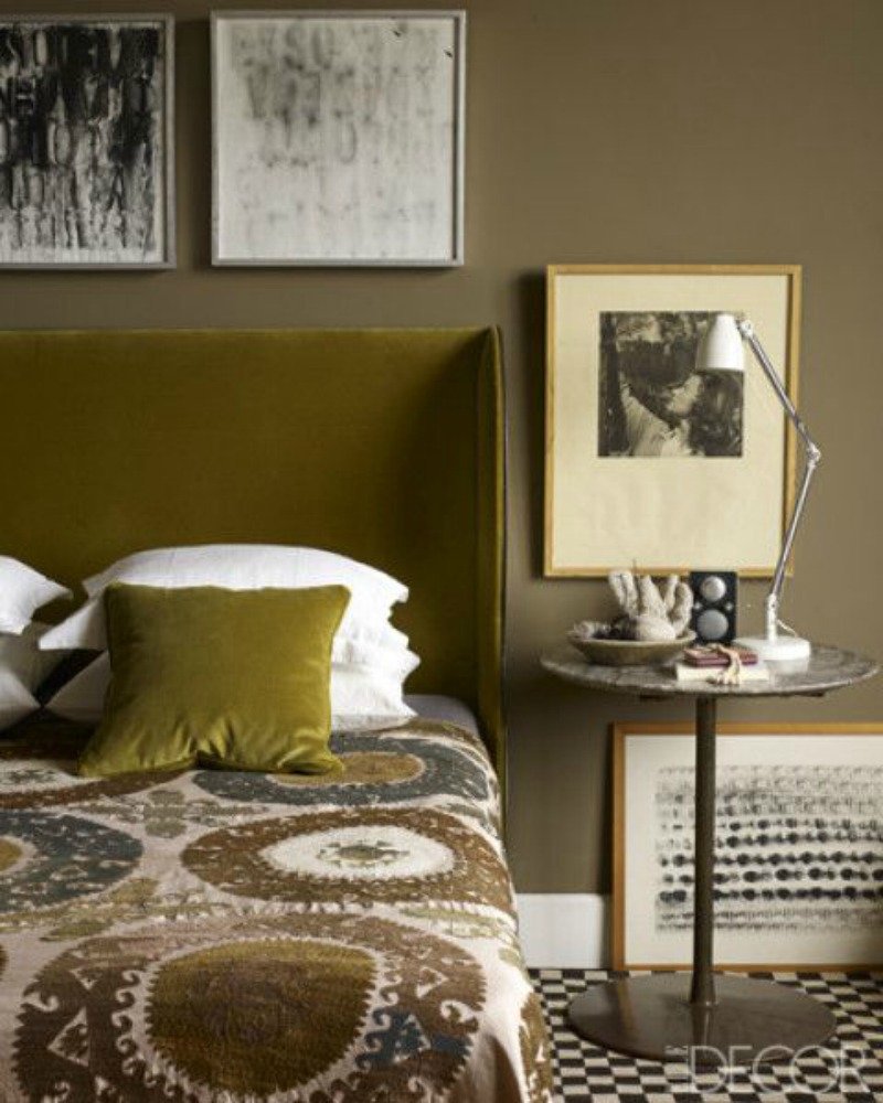Оливковая классическая спальня