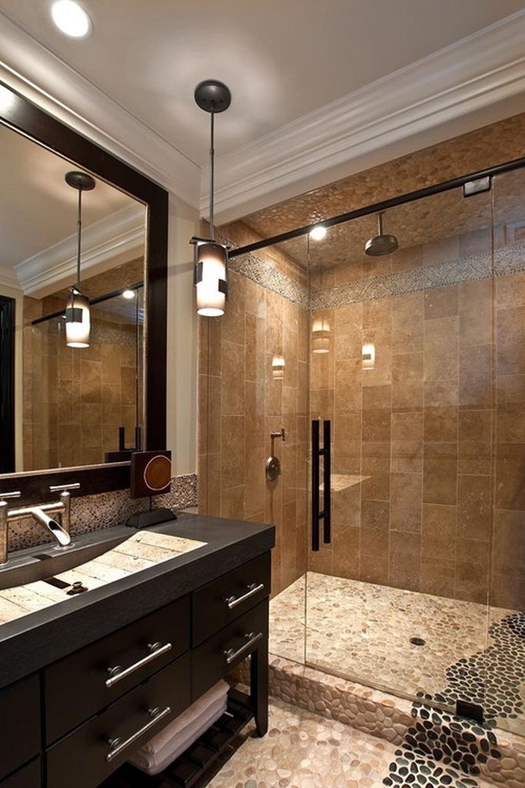 Ванная комната с душевой в коричневых тонах
