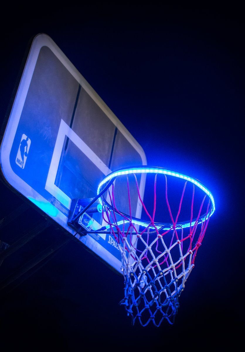 Баскетбольное кольцо на площадке