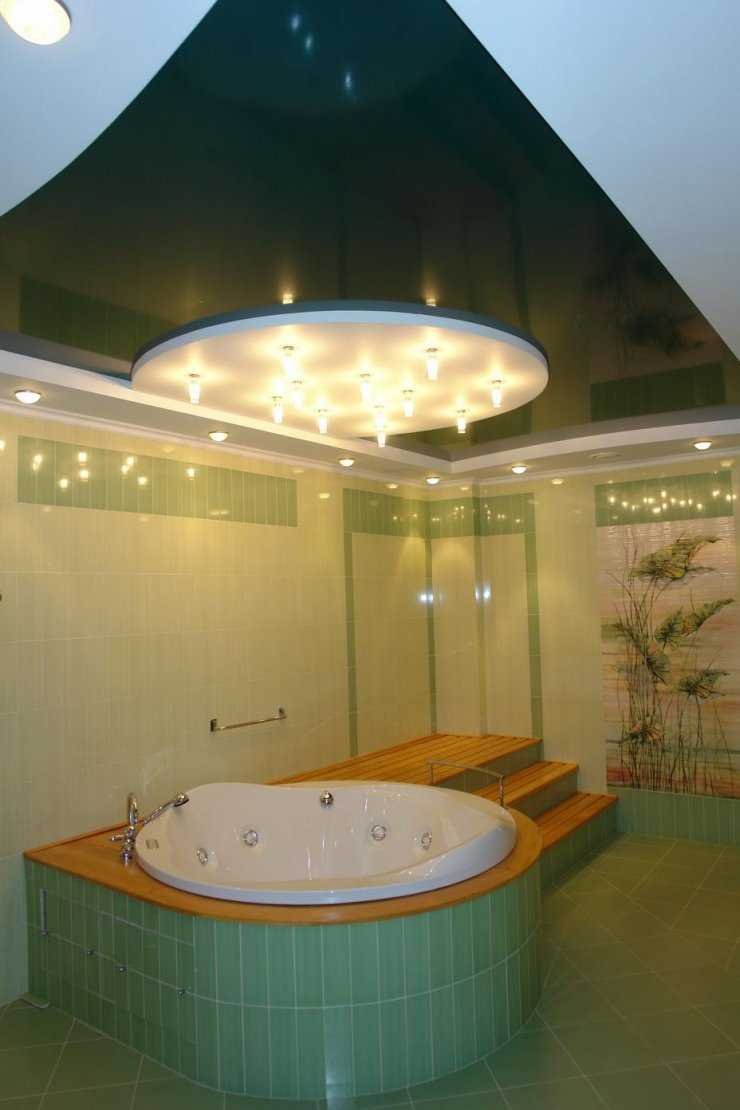 Зеленый натяжной потолок в ванной
