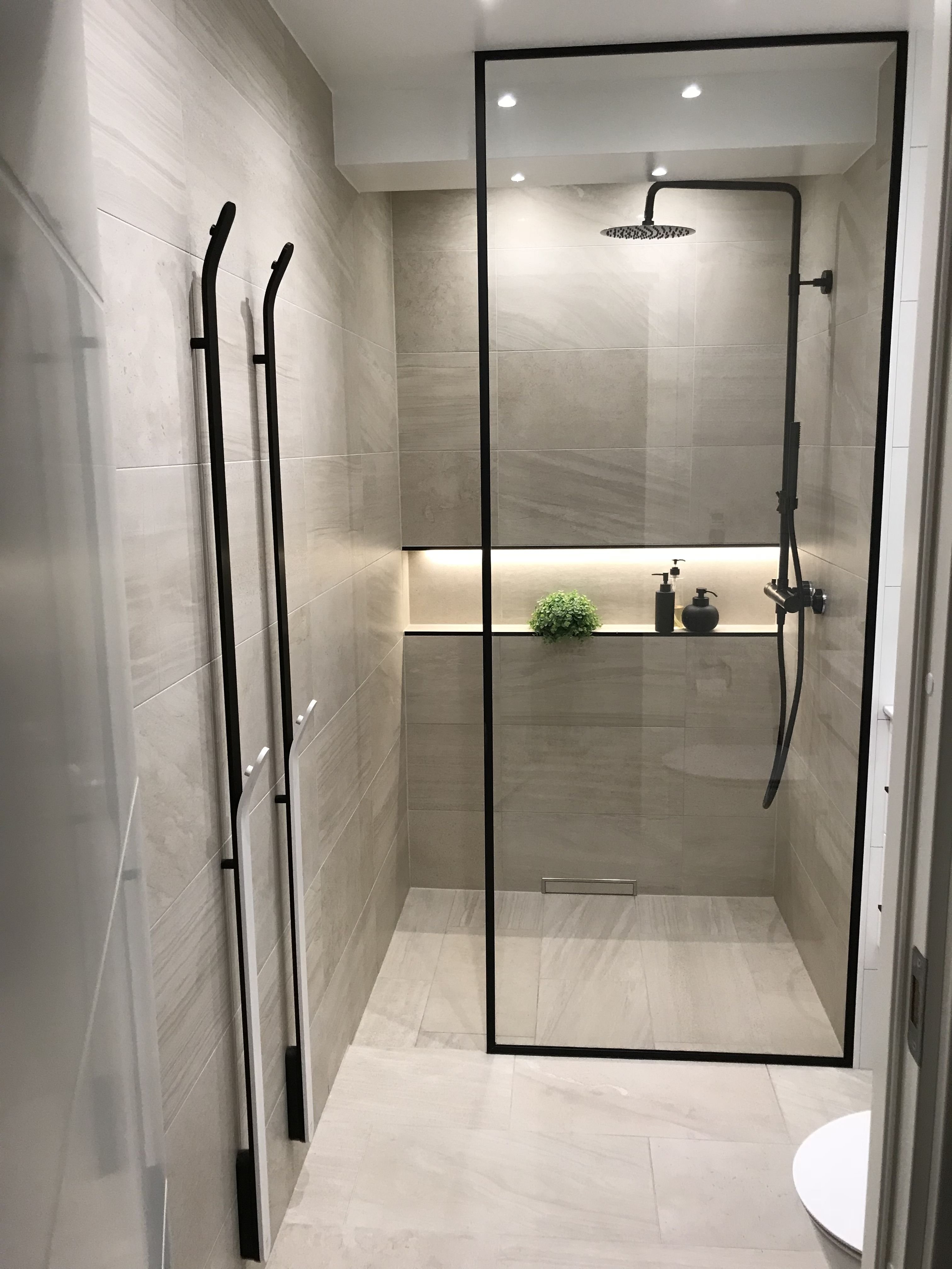ванная комната дизайн маленькая с душевой с стеклянной дверью