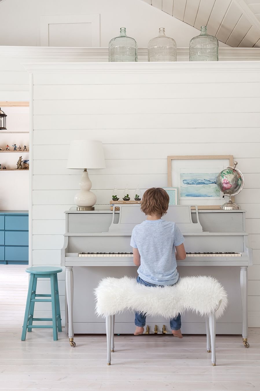 Голубая комната с пианино