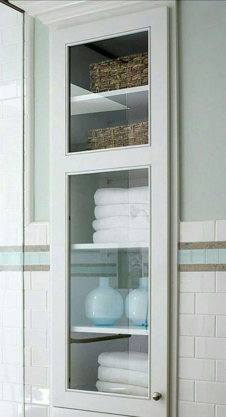 Встроенный шкаф с полками ванной