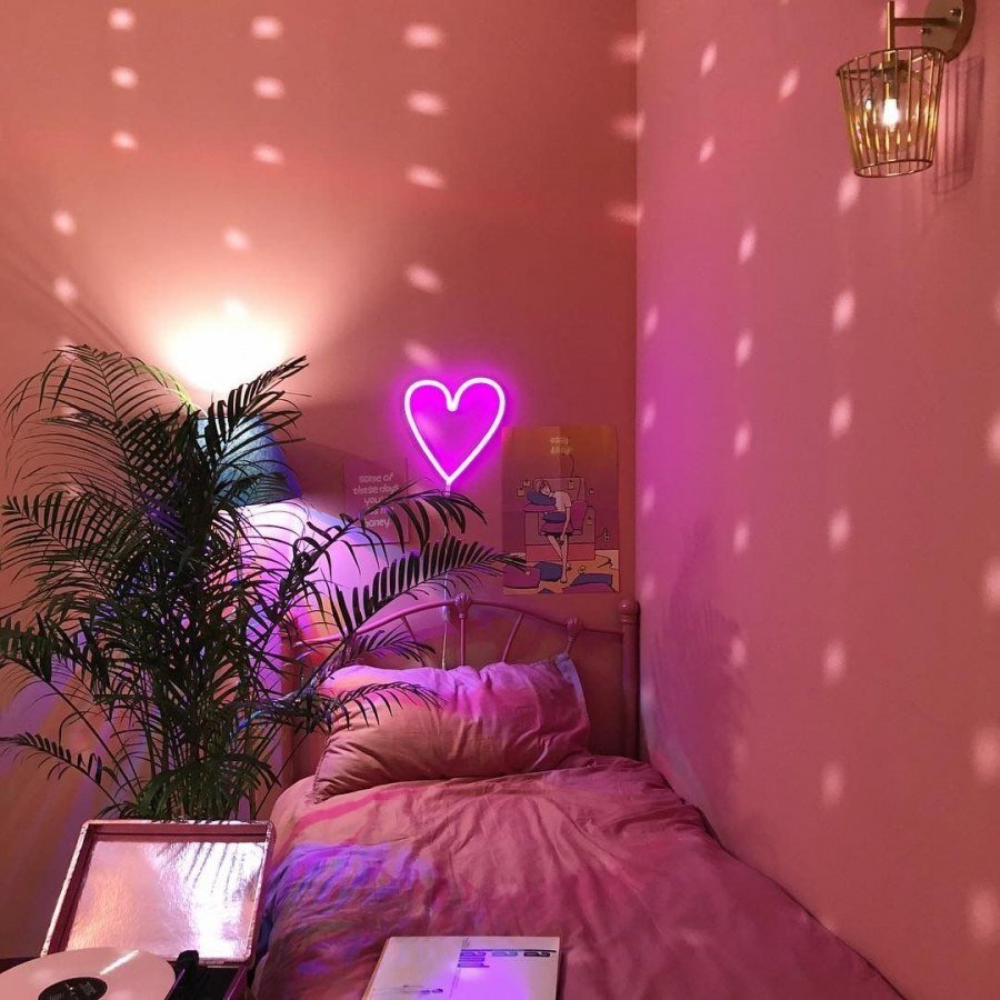 Розовое освещение в комнате