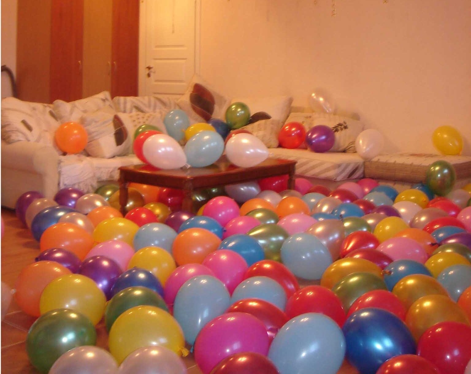 Купить дом шарами. Шары в комнате. Воздушные шары в комнате. Украсить комнату шарами. Комната с воздушными шарами.