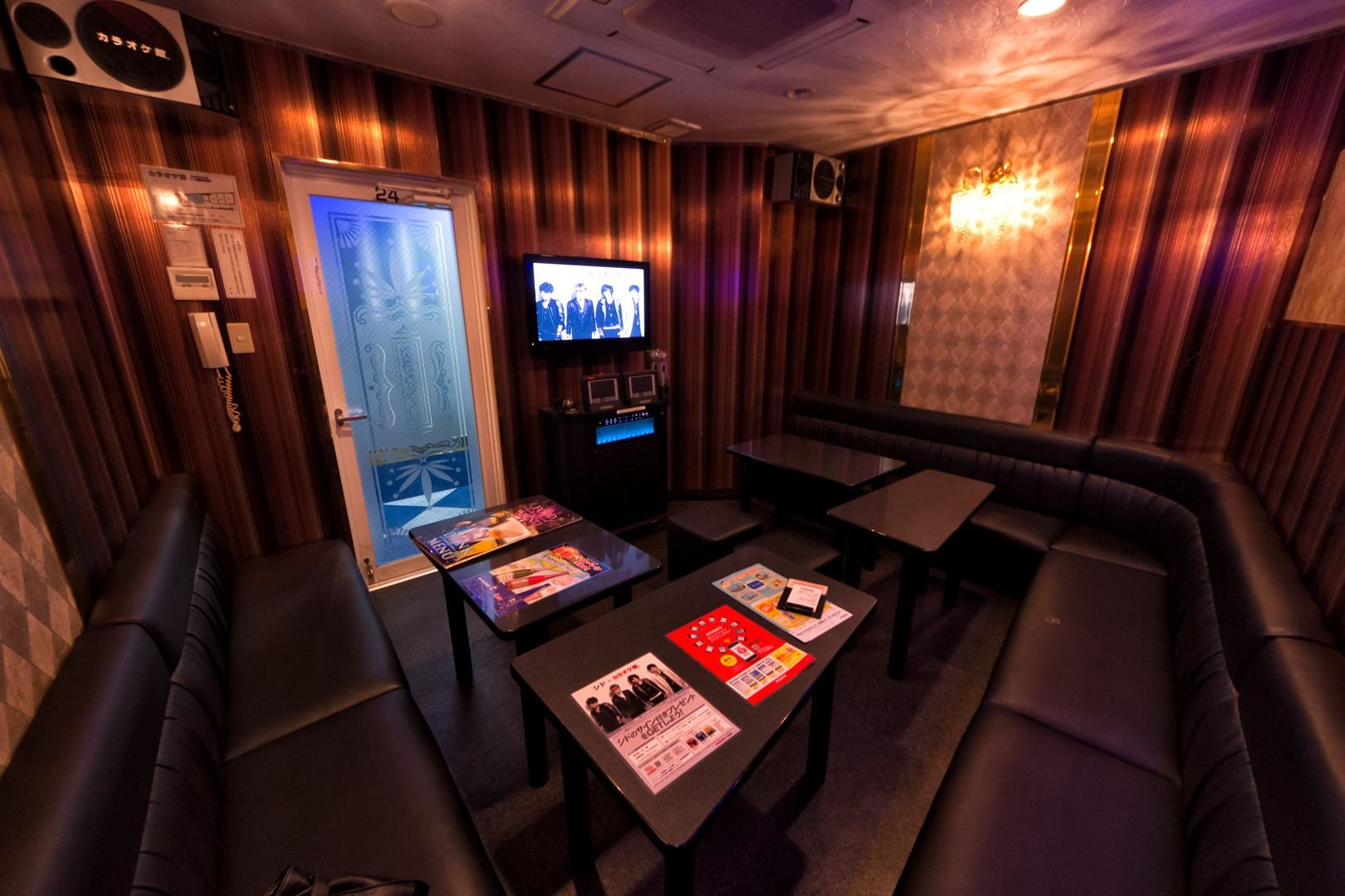 Караоке кабинки. Вип кабинка Karaoke. Караоке бар Япония. Кафе с отдельными комнатами. Бар в комнате.