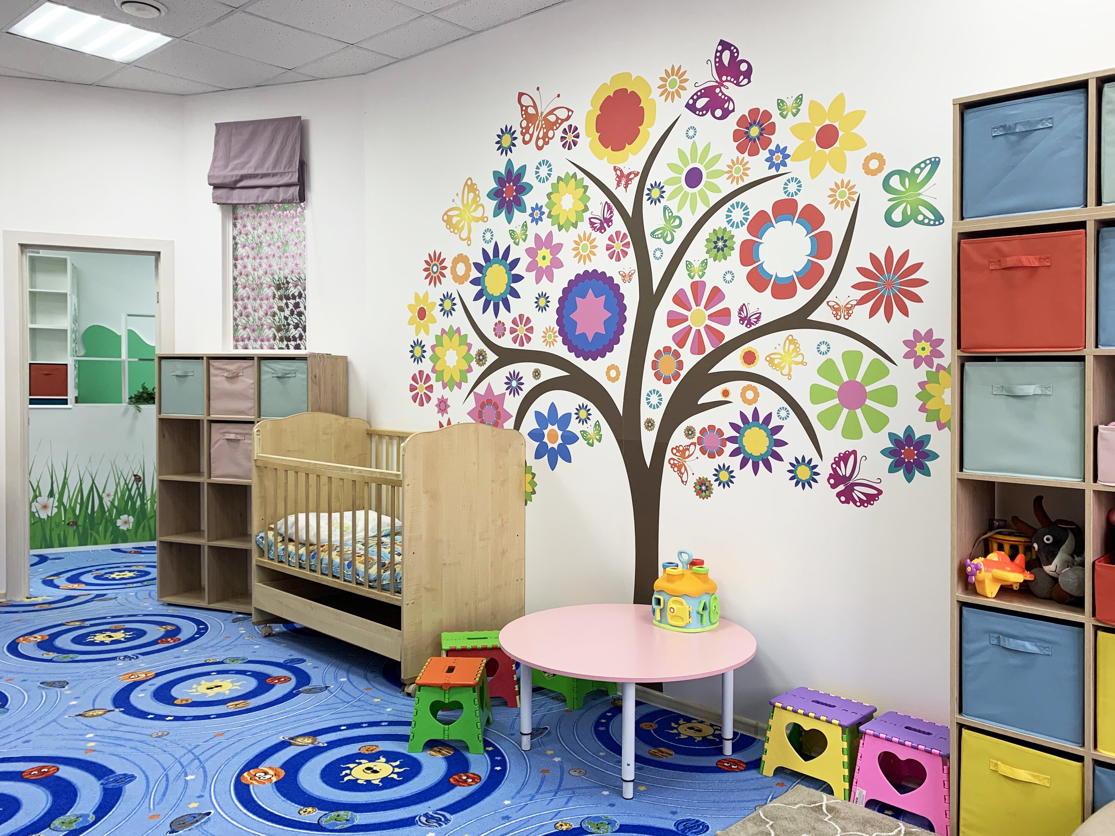 Для садика детского купить. Декорация стен в детском саду. Украшение стен в детском саду. Интерьер стен в детском саду в группе. Декорирование стен в детском саду.