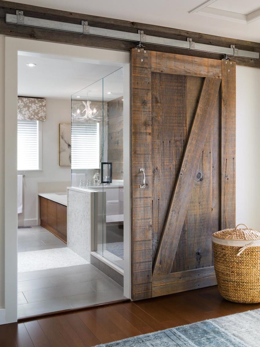 Дверь жалюзийная деревянная в ванной