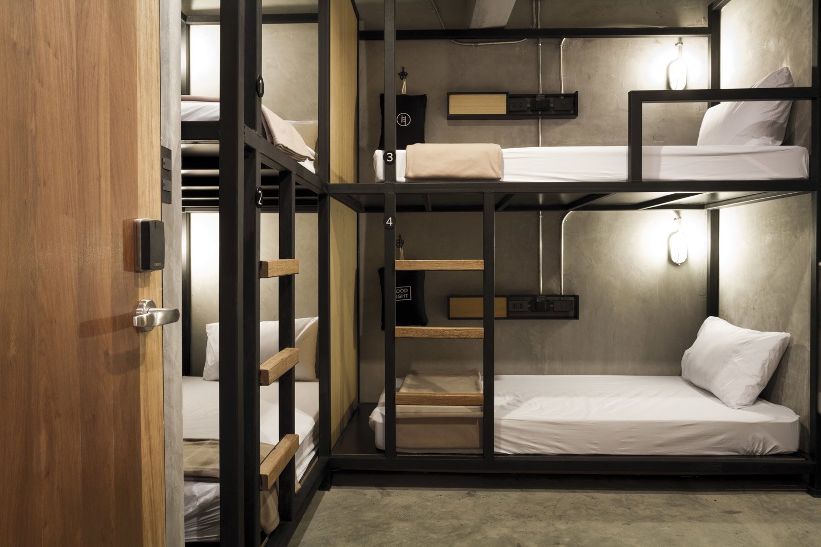 Двухэтажное общежитие. Кровать двухъярусная хостел. Двухъярусная кровать для хостела. Комната с двухъярусной кроватью хостел. Двухэтажные кровати в хостеле.