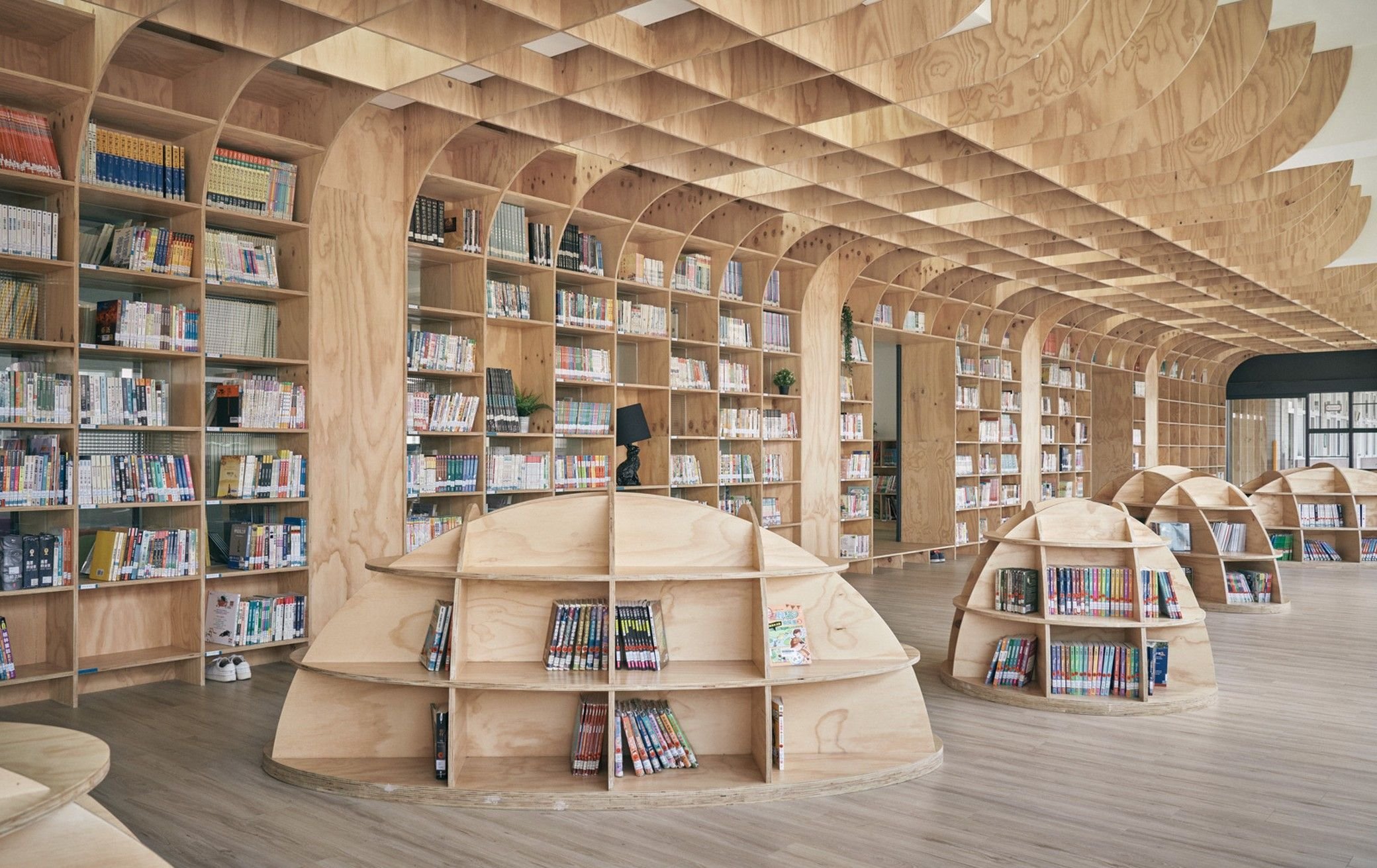 Книжный магазин архитектура. Интерьер современной библиотеки. Школьная библиотека. Библиотека в школе. Интерьер библиотеки в школе.