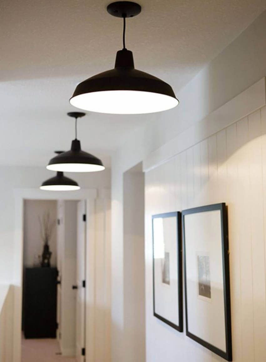 светильники в интерьере коридора потолочные