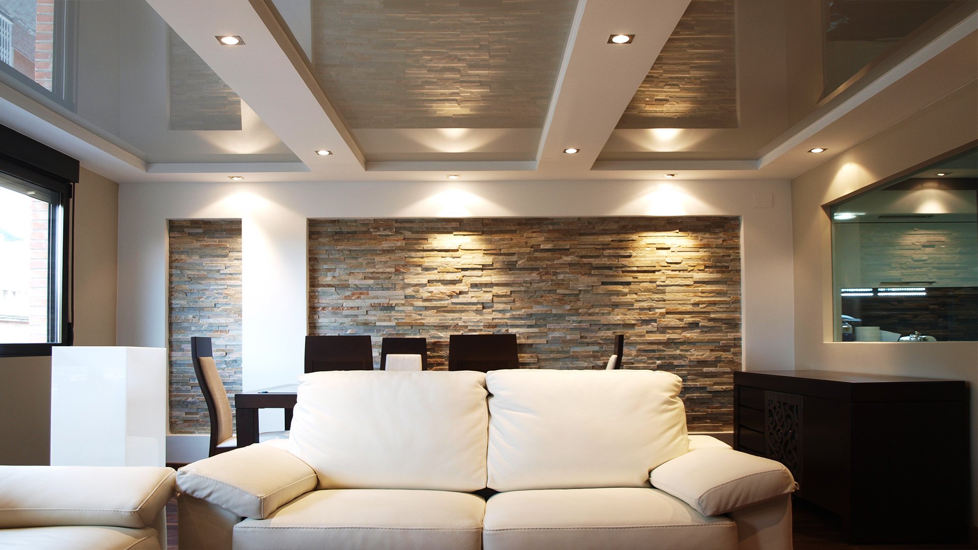 Отделка помещений потолок. Дизайнерские потолки. Современная отделка стен. Отделка потолка. Современная отделка стен в гостиной.