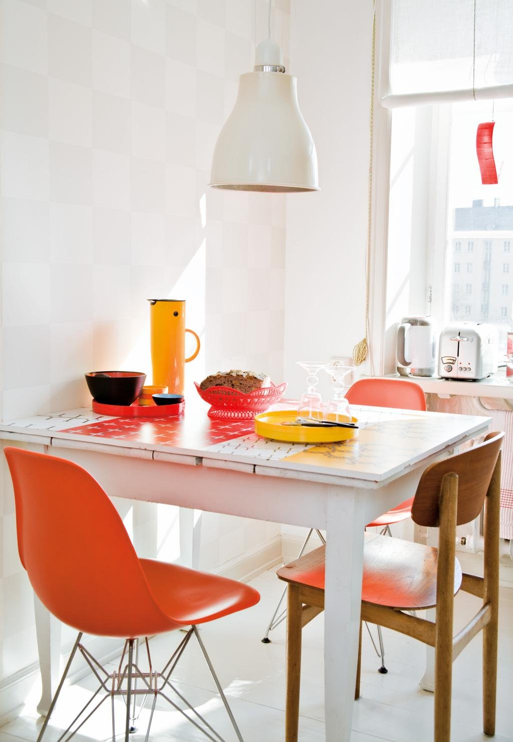 стол обеденный для оранжевой кухни
