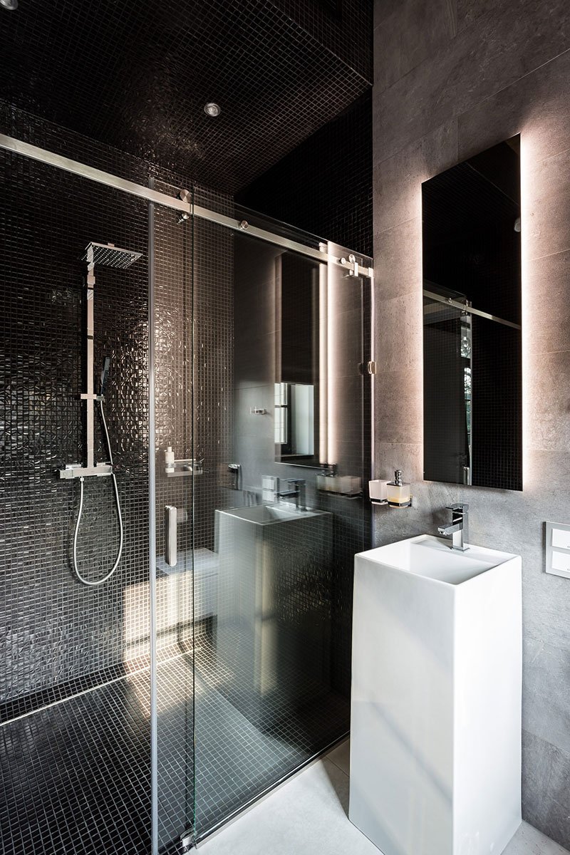 Стильная ванная комната с душем