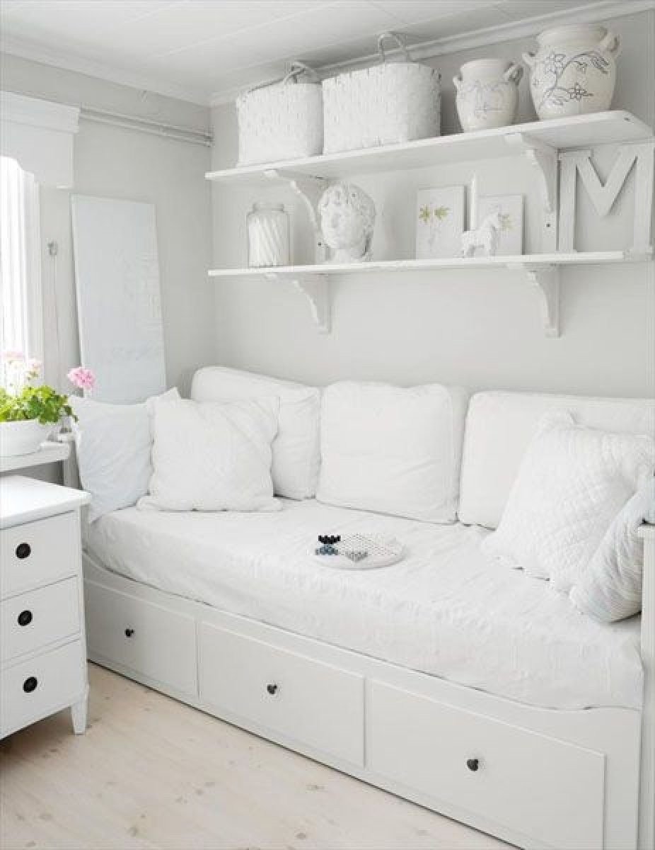 белая мебель на белой стене