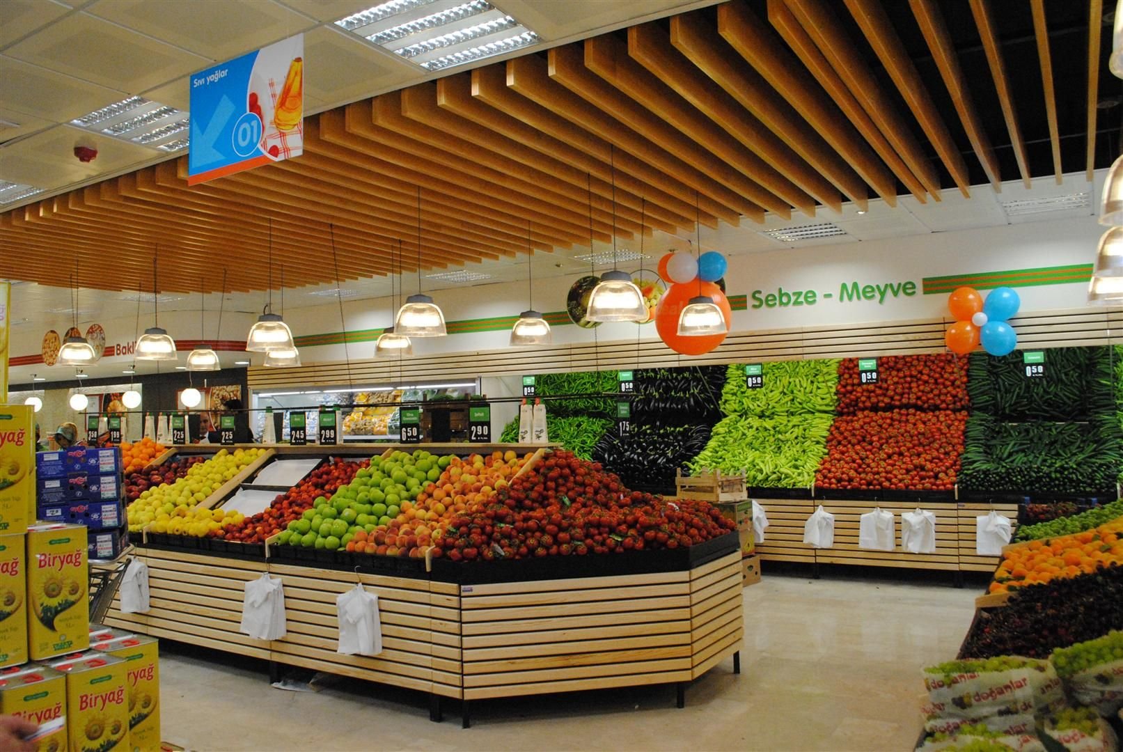 Открыть фруктовый. Овощи в магазине. Витрина для овощей. Овощные магазины в Европе. Овощной магазин.