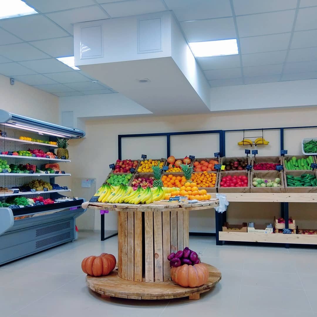 Магазин. Интерьер магазина овощей и фруктов. Маленький магазин фруктов и овощей. Красивый овощной магазин. Интерьер овощного магазина.