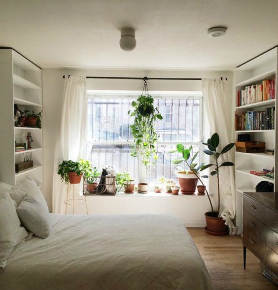 Спальня с маленьким окном