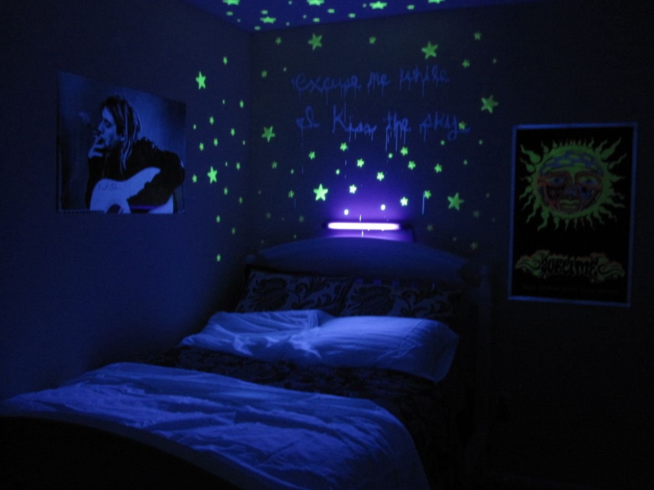 Комната с кроватью с подсветкой