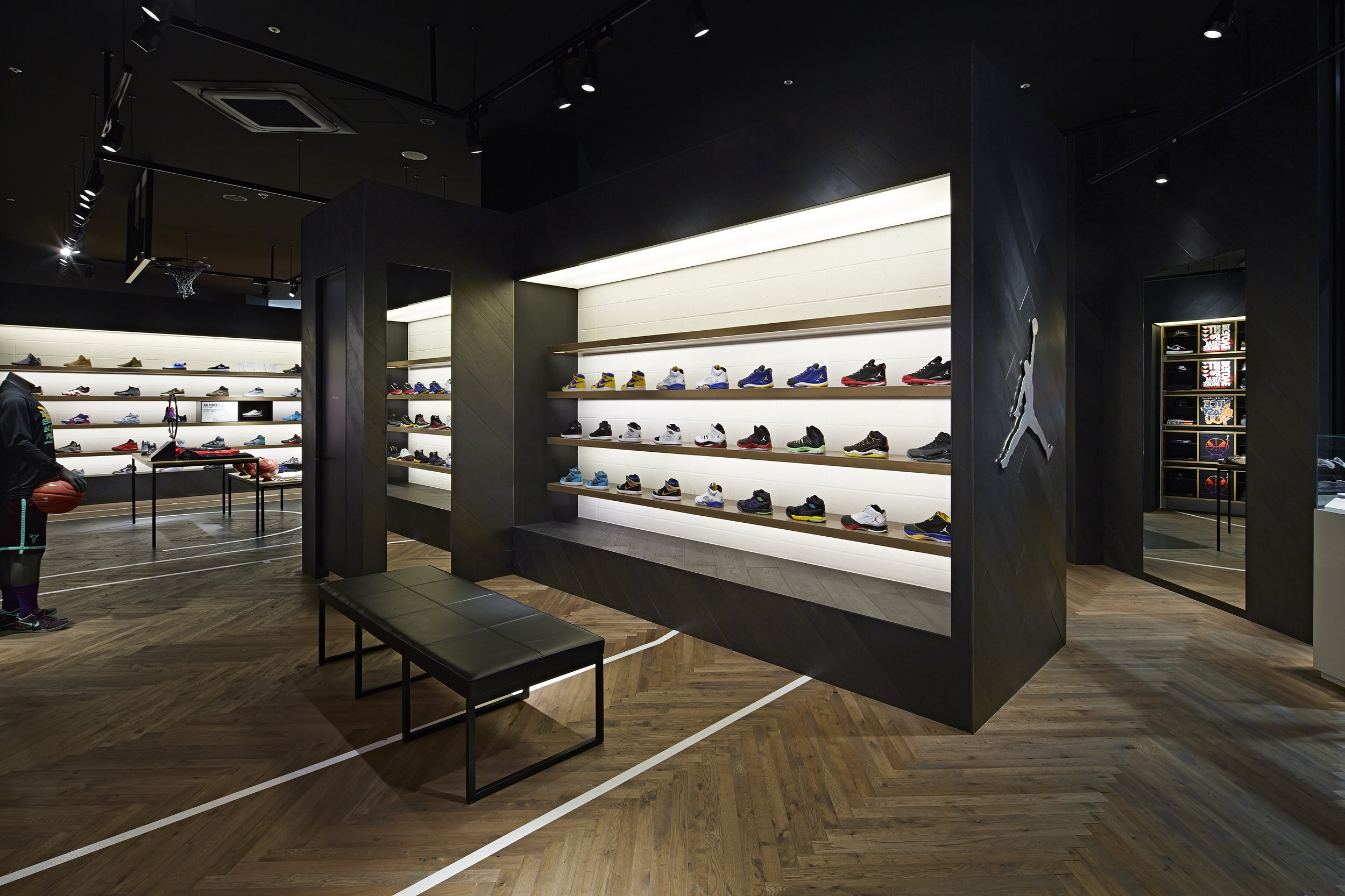 Спорт магазин кроссовки. Nike Retail Store. Nike Jordan Boutique. Nike Store Interior. Nike shop Interior.